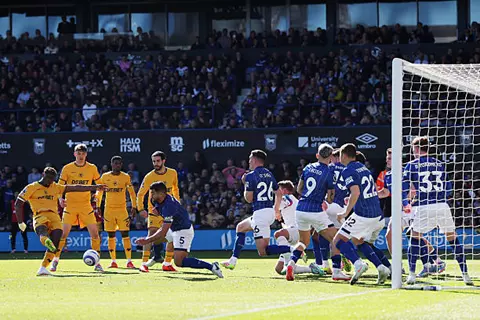 أبعدها من على خط المرمى.. سام مرسي ينقذ إيبسويتش أمام وولفرهامبتون (فيديو)